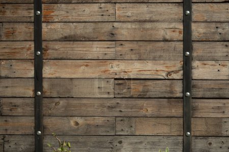 Téléchargez les photos : Structures en bois vintage, une vieille porte en bois, clôture et mur, mettant en valeur la texture riche - en image libre de droit