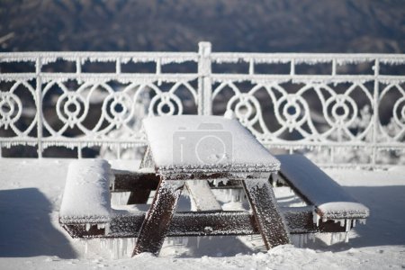 Tables et chaises recouvertes de glace et de neige à la station de ski Yongpyong, Montagne Hiver Sud en Corée.