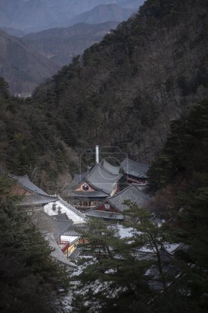 Chungcheongbuk-do, Corée du Sud - 16 décembre 2023 : Temple Guinsa dans les monts Sobaek, Corée du Sud
