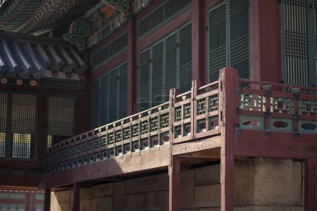 Vibrant rouge et vert Bâtiments en bois Maisons traditionnelles coréennes bâtiments anciens et charmante architecture dans le paysage urbain antique