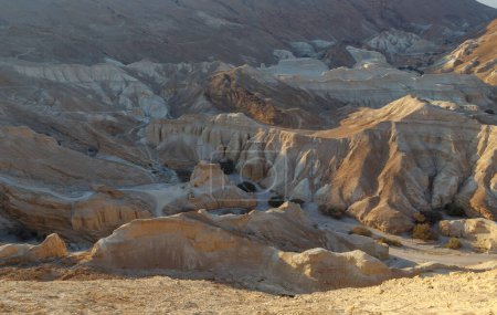 Téléchargez les photos : Vue panoramique sur les monticules de sel et les rochers depuis le pont d'observation de la mer Morte à 177 mètres sous le niveau de la mer. Vue du Panorama de la côte de la mer Morte d'Israël. Paysage des montagnes du désert Sodome Gomorrhe - en image libre de droit