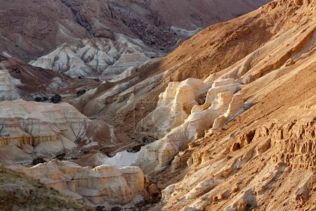 Téléchargez les photos : Paysage des montagnes désertiques Sodome Gomorrhe. Vue panoramique sur les monticules de sel et les rochers depuis le pont d'observation de la mer Morte à 177 mètres sous le niveau de la mer. Vue du Panorama de la côte de la mer Morte d'Israël. - en image libre de droit