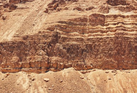 Primer plano de la superficie del Monte Sodoma revelando capas de sal de piedra, marga y piedra caliza. Los intrincados patrones formados por la erosión reflejan la historia geológica de este paisaje único cerca del Mar Muerto.