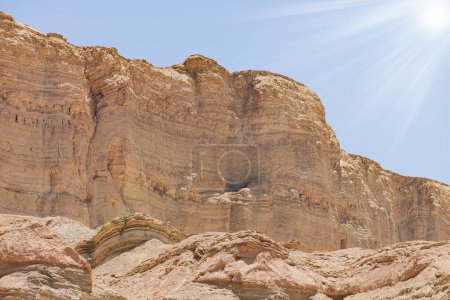 Großer felsiger Berg mit komplizierten Strukturen und Mustern. Es ist durch mehrere Gesteinsschichten gekennzeichnet, die im Laufe der Zeit erodiert sind. Der Himmel über der Felsformation ist klar und blau. Israel.
