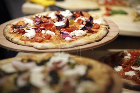 Téléchargez les photos : Délicieuse pizza sur le marché - en image libre de droit