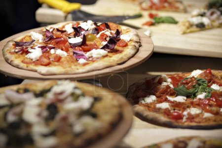 Téléchargez les photos : Délicieux Mélange pizza Cuisine italienne - en image libre de droit