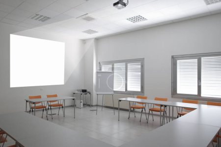 Foto de Sala de conferencias con mesas, sillas y proyector - Imagen libre de derechos