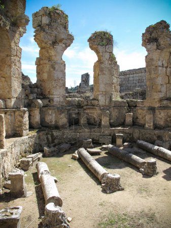 Foto de Antiguas ruinas de la ciudad en el Mediterráneo - Imagen libre de derechos