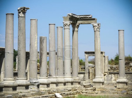 Téléchargez les photos : Ruines antiques de la ville en Méditerranée - en image libre de droit