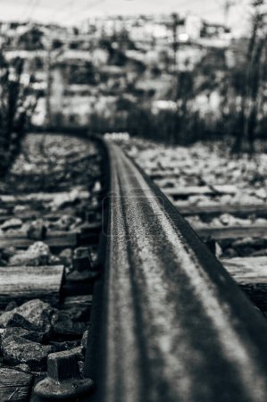 Foto de Black and white curved railroad track - Imagen libre de derechos