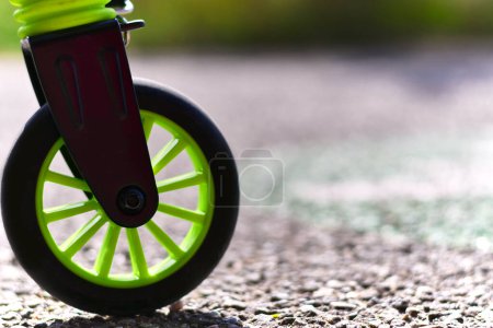 Téléchargez les photos : Rouler sur l'asphalte : un gros plan sur la roue du scooter - en image libre de droit