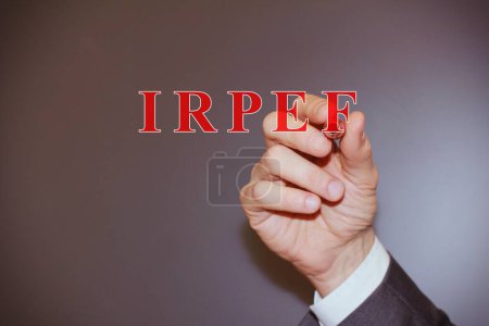 Téléchargez les photos : Homme d'affaires écriture à la main le mot IRPEF Impôt italien - en image libre de droit