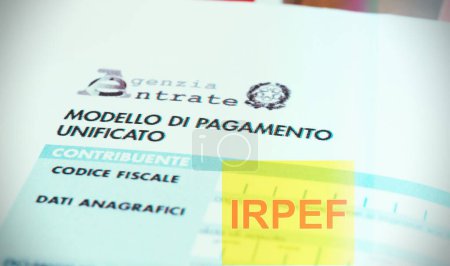 Téléchargez les photos : Calculatrice avec le texte "Irpef" Taxe italienne - en image libre de droit