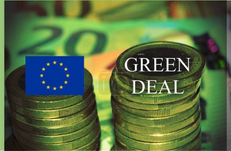 Europäische Banknoten mit der europäischen Flagge und dem Text "Green Deal""