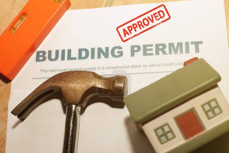 Concepto de permiso de construcción con texto aprobado en una casa residencial