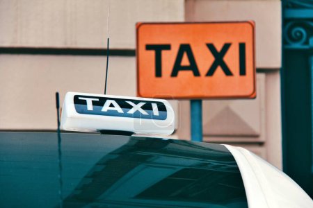 Techo de coche - Cartel de taxi en Italia con la vista de un cartel de taxi como fondo