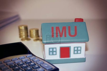Téléchargez les photos : Maison avec le signe "IMU" concept de taxe italienne - en image libre de droit