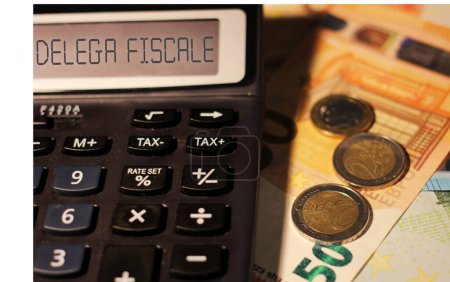 Téléchargez les photos : Calculatrice avec le signe "Delega fiscale" nouveau règlement fiscal. - en image libre de droit