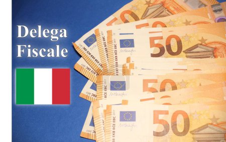 Téléchargez les photos : Billets en euros avec le texte Delega Fiscale Taxe italienne - en image libre de droit