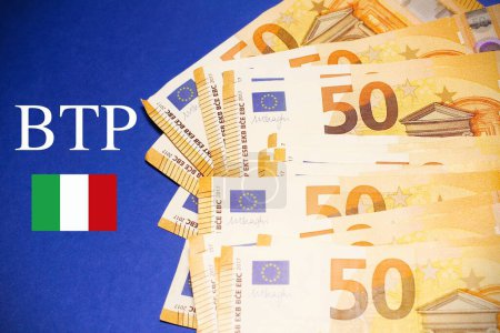 Billetes en euros con el texto BTP traducido como bonos del gobierno italiano