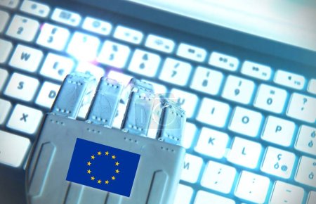Roboterhand tippt auf einer Tastatur mit der Europaflagge. Zukunfts- und KI-Konzept in Europa