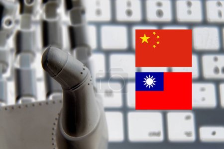 Foto de Mano de robot con banderas de Taiwán y China. - Imagen libre de derechos