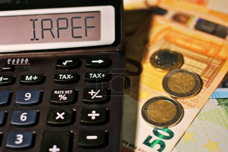 Téléchargez les photos : Calculatrice avec le texte "Irpef" Taxe italienne. - en image libre de droit