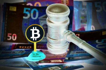 Téléchargez les photos : Enchère gavel et Bitcoin crypto-monnaie argent sur un bureau en bois, gros plan. Law Gavel et Bitcoin d'or symbole sur fond blanc avec copyspace - en image libre de droit