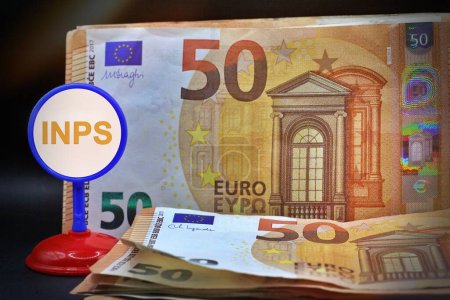 Téléchargez les photos : Billets en euros avec inscription de l'institution de retraite italienne INPS - en image libre de droit