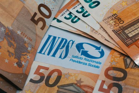 Foto de Billetes en euros con inscripción de la institución italiana de pensiones INPS - Imagen libre de derechos