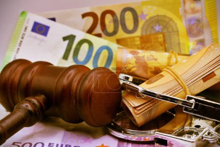 500, 200, 100-Euro-Scheine als Hintergrund. Richter und Geldkonzept. Korruption