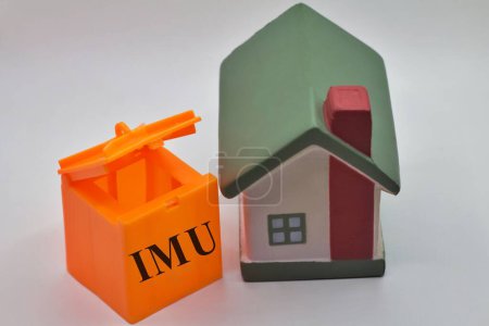 Téléchargez les photos : Maison avec poubelle jouet avec le signe "Imu" taxe italienne - en image libre de droit