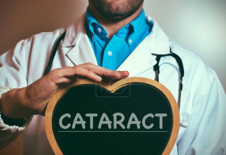 Augenarzt mit einer Tafel, auf der das Wort "CATARACT" steht. Gesundheitskonzept der modernen Kataraktchirurgie.