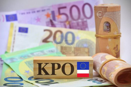 Aufschrift KPO, Krajowy Plan Odbudowy neben Euro Money. Neues EU-Programm für Polen