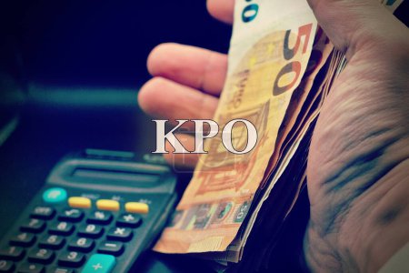 Aufschrift KPO, Krajowy Plan Odbudowy neben Euro Money. Neues EU-Programm für Polen