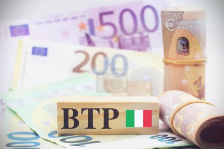 Téléchargez les photos : Tableau avec les billets européens comme toile de fond avec le texte BTP se traduisant par des obligations d'État italiennes - en image libre de droit