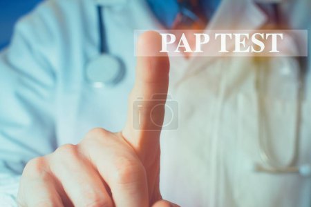 Gros plan d'un médecin pointant du doigt le mot "Pap Test"