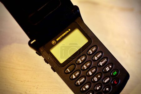 Foto de 1 abril 2024, Florencia, Italia. Motorola StarTAC teléfono móvil, 1997. - Imagen libre de derechos