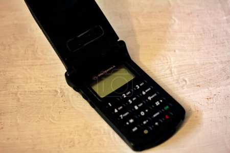 Foto de 1 abril 2024, Florencia, Italia. Motorola StarTAC teléfono móvil, 1997. - Imagen libre de derechos
