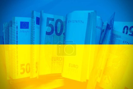 Viel Papier 150-Euro-Banknoten auf ukrainischer Flagge. Ansicht von oben. Konzept der Geldhilfe