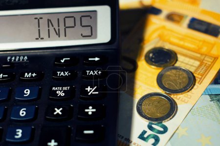 Calculatrice en haut des billets européens avec le mot INPS inscription de l'institution de pension italienne