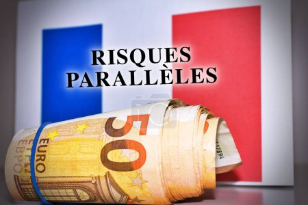 Wirtschafts- und Finanzkonzept. Auf dem Tisch europäische Banknoten, die Flagge Frankreichs mit der Aufschrift - parallele Risiken. Text auf Französisch.
