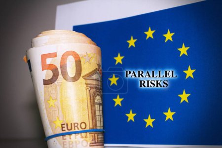 Wirtschafts- und Finanzkonzept. Euro-Geld mit der Flagge der Europäischen Union l mit der Aufschrift - parallele Risiken.