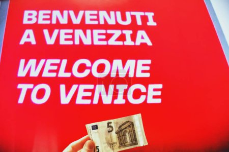 Konzeptfoto, das eine neue Eintrittsgebühr von 5 Euro für den Eintritt in die Stadt Venedig beschreibt.