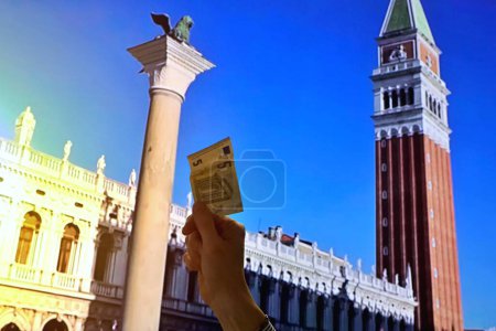 Venecia billete de 5 euros, impuesto turístico que muestra 5 euros gastados para entrar en la ciudad.