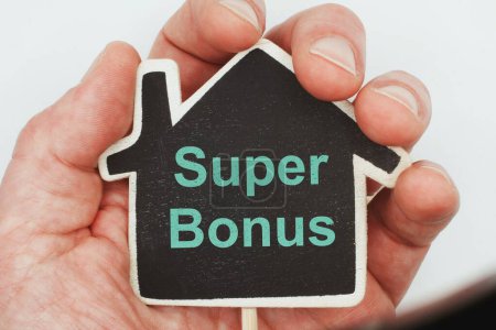 Mano sosteniendo una casa con el signo "Super Bonus"