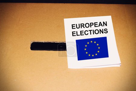 Votación de la Unión Europea, la palabra Votación sobre bloques de madera en el contexto de la bandera de la UE, el concepto de votación y la participación en las elecciones europeas