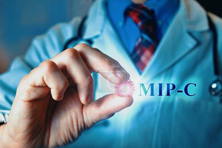Mano de un médico que sostiene un virus que representa un nuevo síndrome mortal llamado "Mip-c"