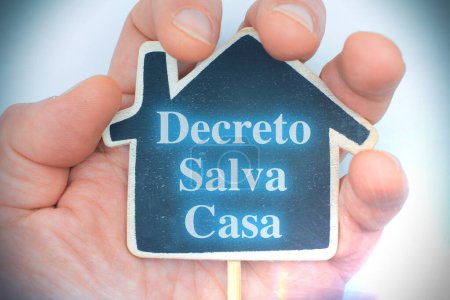 "Decreto Salva Casa "traduciendo en una nueva ley en Italia para la renovación de edificios - fin del 110% y la transferencia de crédito a los bancos