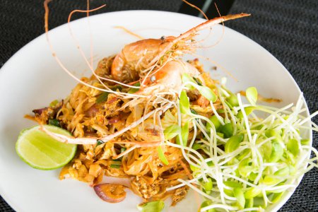 Téléchargez les photos : Pad crevettes thaï est nourriture nouilles style thaï. - en image libre de droit